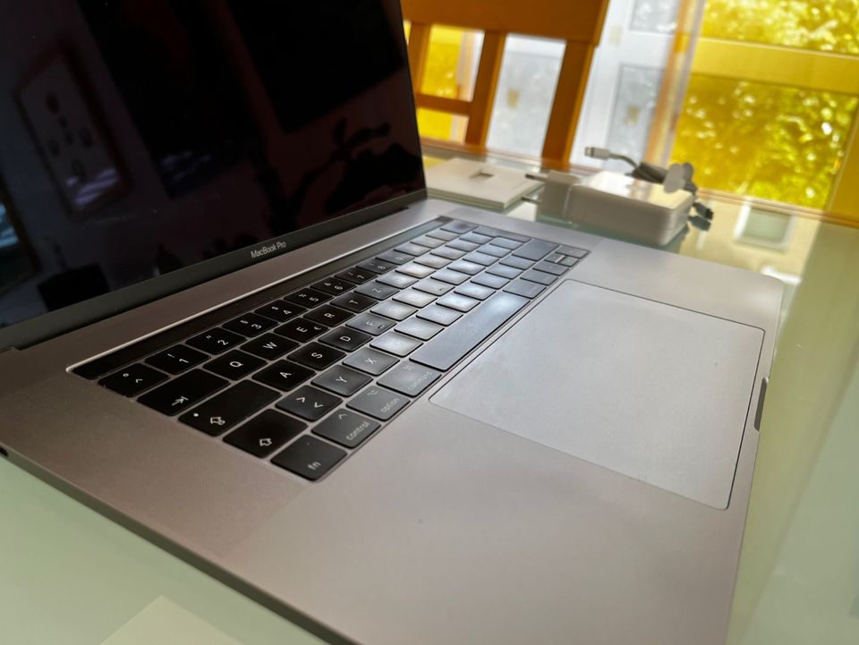 MacBook Pro 15" / 2 TB SSD / 16 GB RAM / i7 in Köln