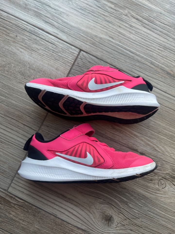 Nike Schuhe Gr.31,5 in Winden