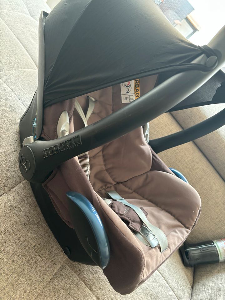 Maxi Cosi Cabrio Fix mit Easy Fix Basisstation (Gurt oder Isofix) in Karlsbad