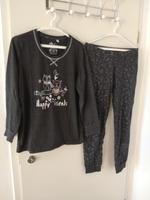 Langer Pyjama mit Tiermotiv und Aufschrift „Happy Friends“ Hessen - Wiesbaden Vorschau
