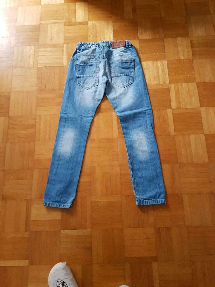 Jeans Gr. 146 im sehr guten Zustand,  am Bund verstellbar in Krailling