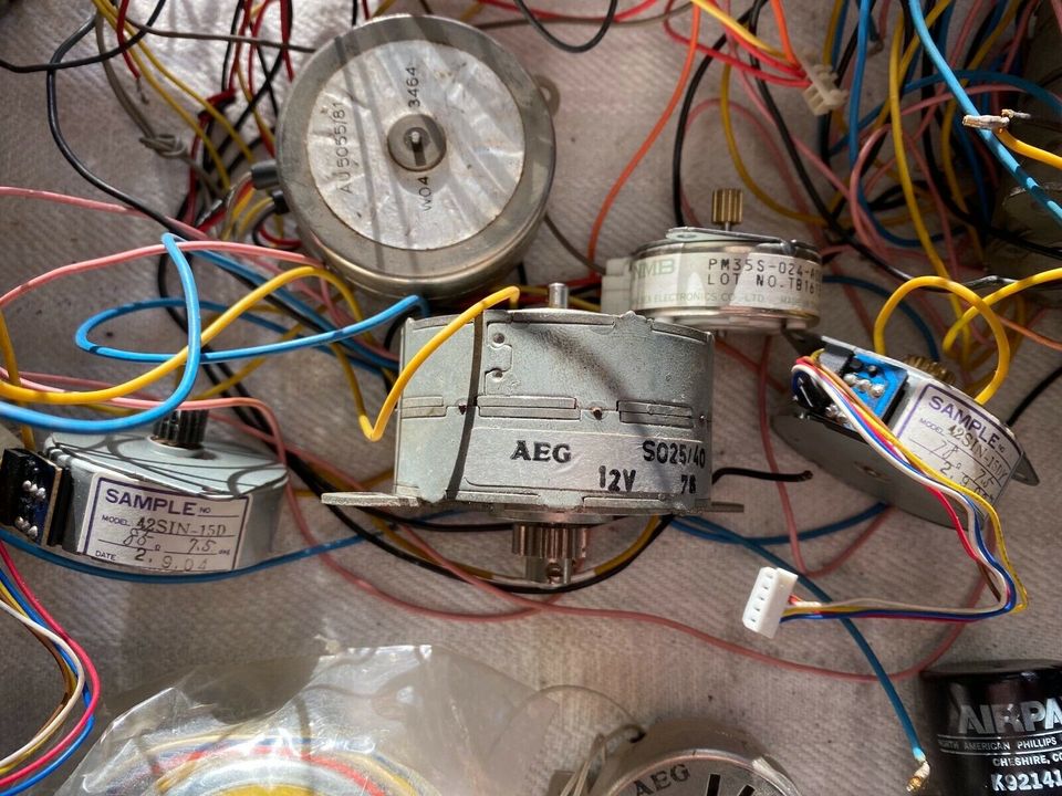 Konvolut: 51 Motoren AEG Berger Lahr Astrosyn Vactric Philips in Bremen