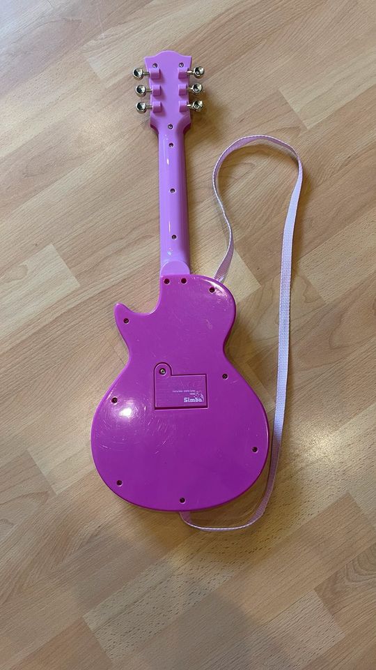 Kindergitarre Spielzeug mit Musikinstrument in Ovelgönne