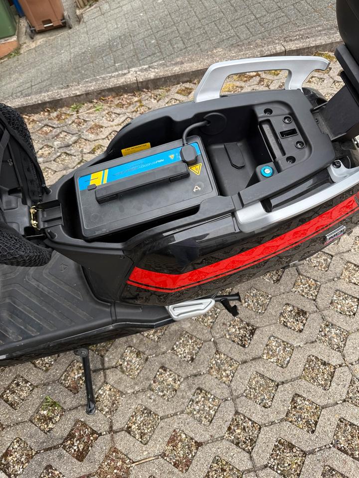 Elektro Roller NIU Nqi GTS, Top Zustand, black-red, mit Koffer in Dossenheim