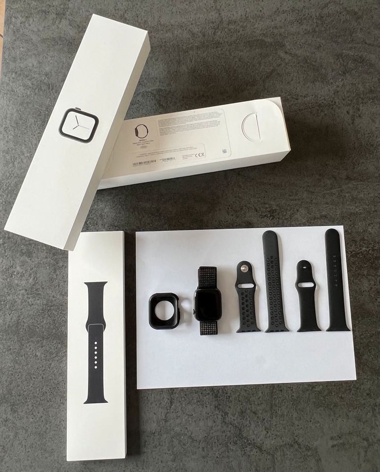 Apple Watch Series 4, Space Grey Aluminium Case, Black Sport Band in Nickenich