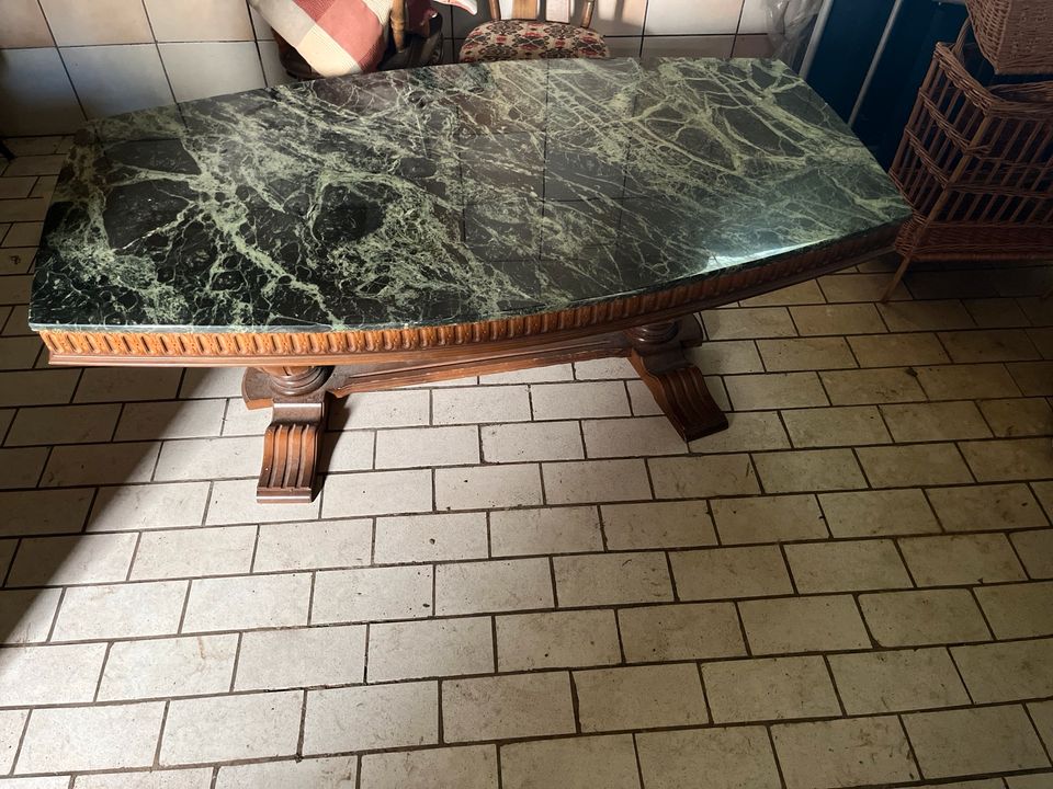 Tisch mit Marmorplatte in Weilburg