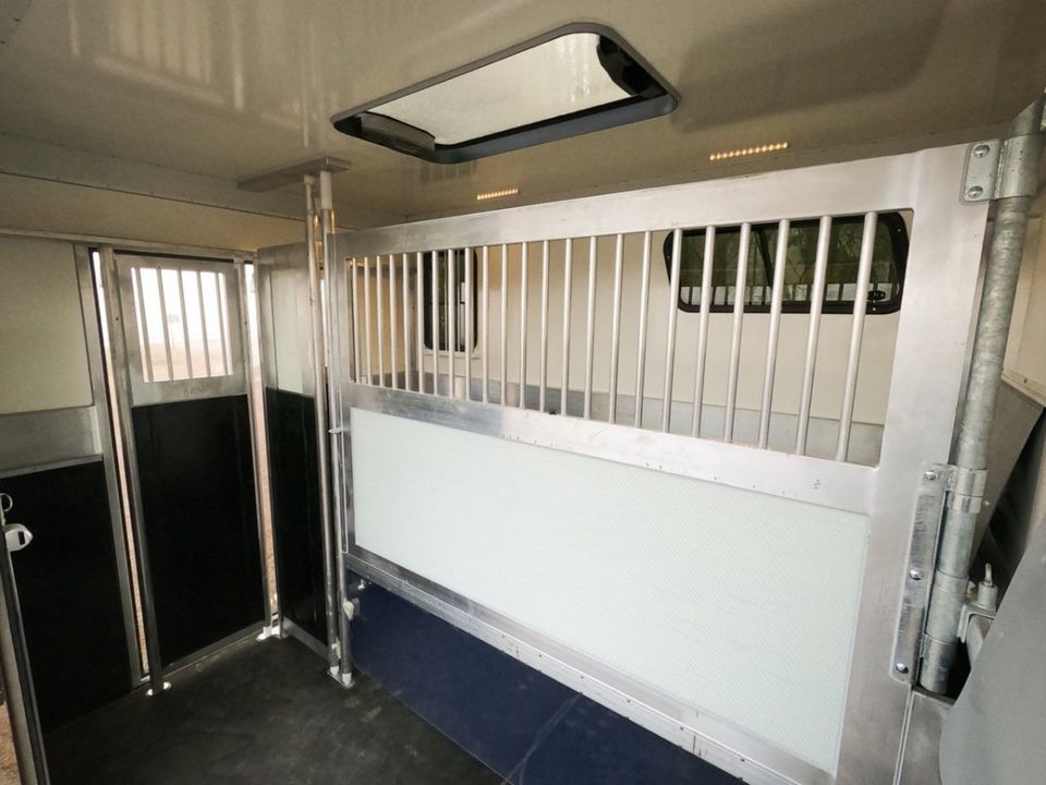 Pferdetransporter 2,7t Trailer Hengst mit kleiner Wohnung LKW in Unterschneidheim