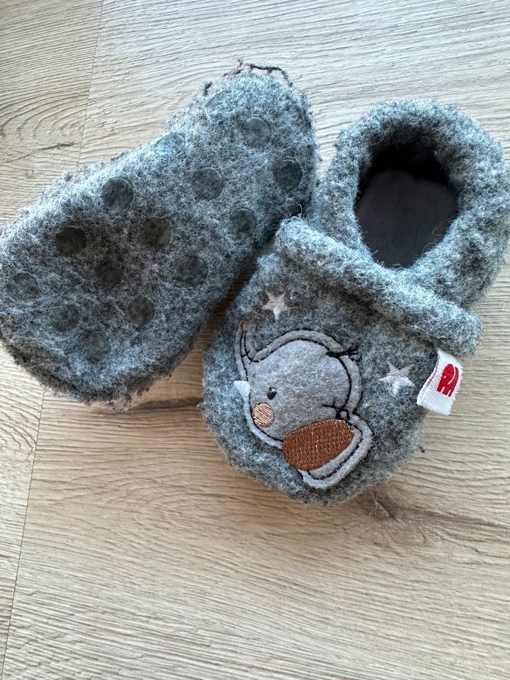 Hausschuhe Schuhe Socken Elefanten in Groß-Gerau