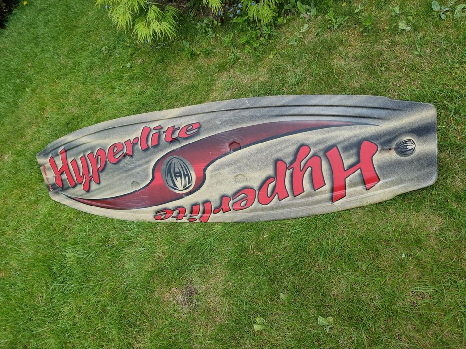 ein Wakeboard von Hyperlite inklusive Bindung X-Large in Halver