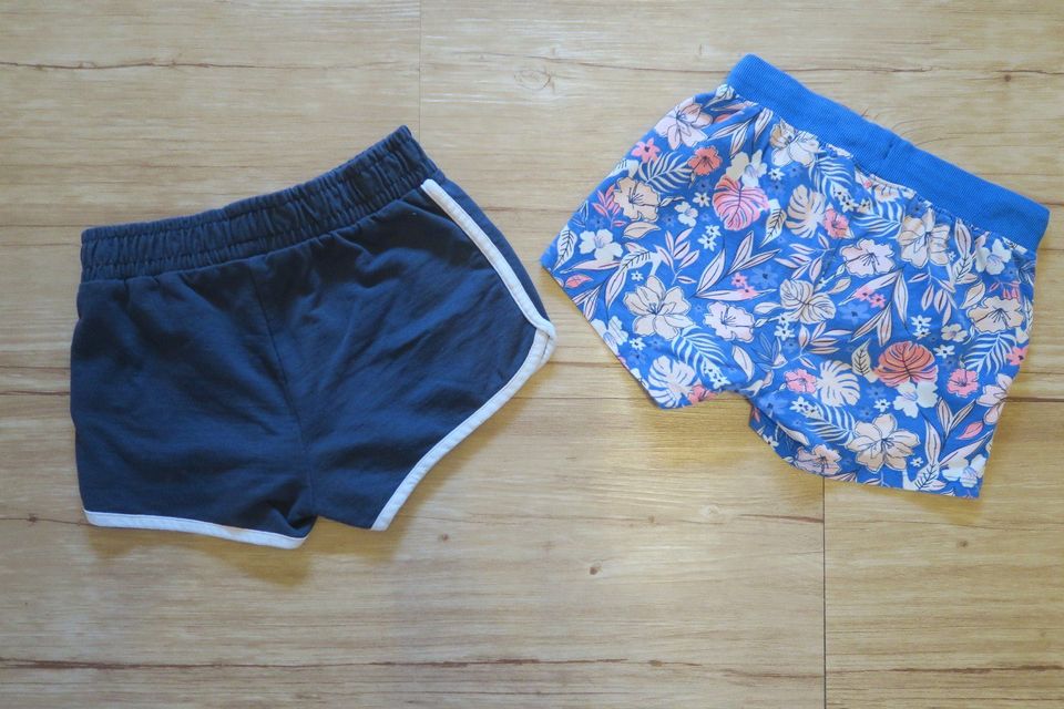 zwei kurze Hose Sweatshorts c&a blau und Blumenmuster in Heiningen