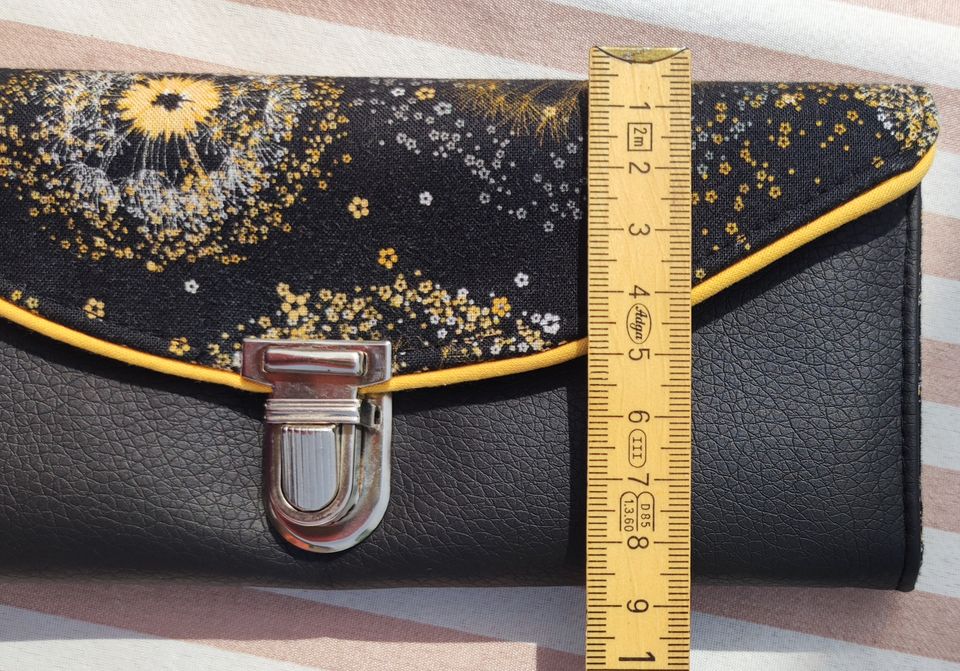 Neue schwarz-gelbe Handtasche / Damenhandtasche / Umhängetasche in Sehnde