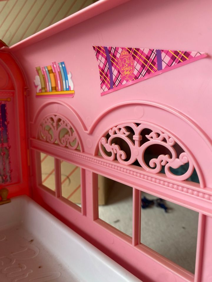 Barbie und die Prinzessinnenakademie Koffer in Sankt Augustin
