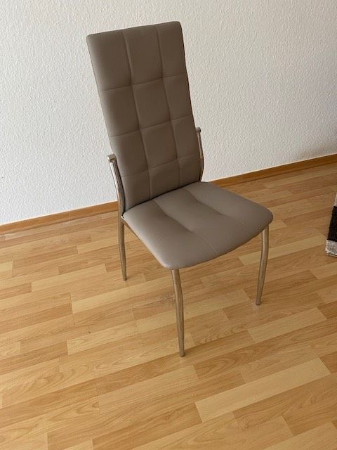 Esstisch ausziehbar / 4 Stühle (kleinere Variante) in Garbsen