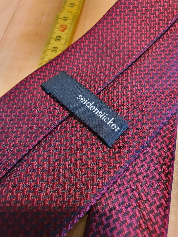 Krawatte/Schlips von seidensticker rot-schwarz kariert aus Seide in Halle
