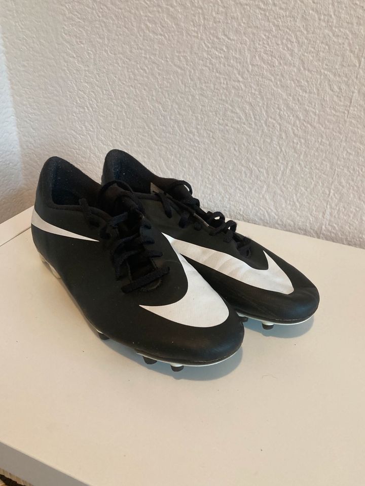 Nike Stollen Fußball Schuhe in Kaltenkirchen