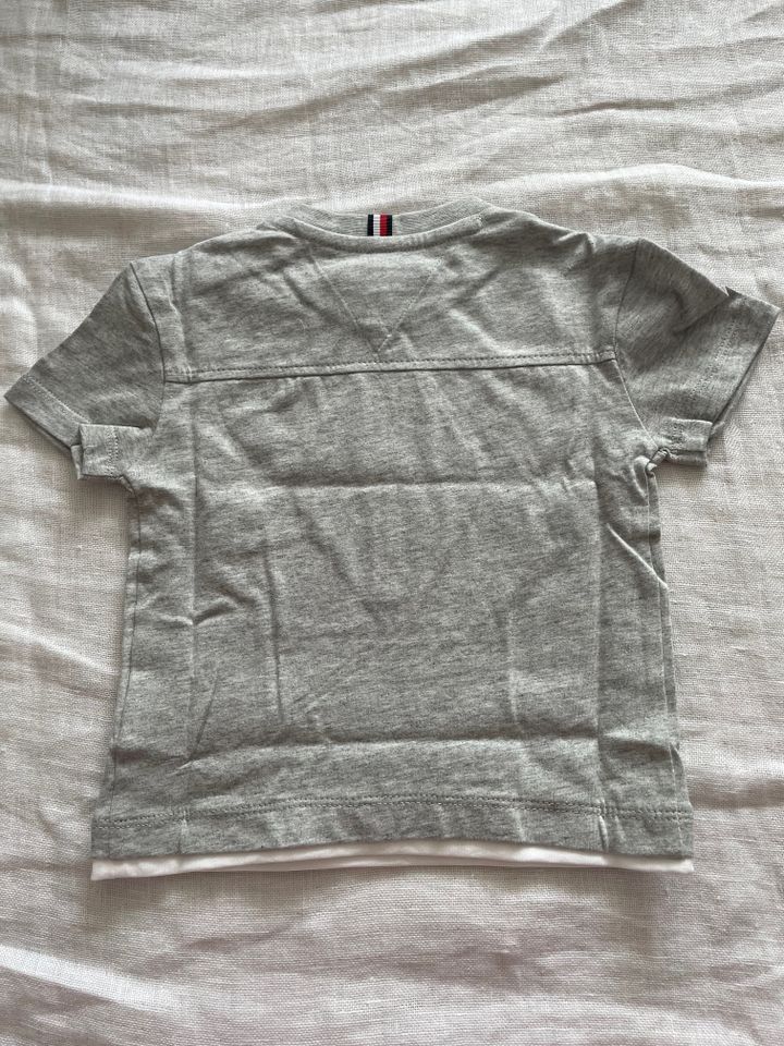 Tommy Hilfiger T-Shirt grau Neu Gr. 74 in Hamm