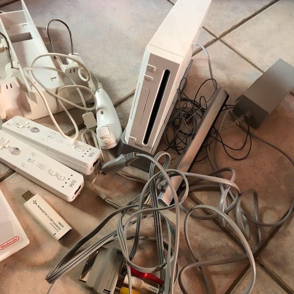 Nintendo Wii mit Zubehör weiß in Dortmund