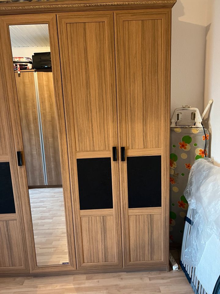 5 türige Kleiderschrank zur verkaufen 150€!!!!!!!!!! in Mönchengladbach