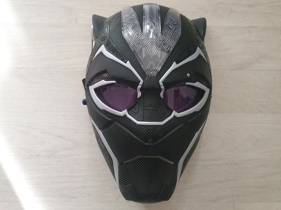 Black Panther Maske mit Beleuchtung in Neustadt in Holstein