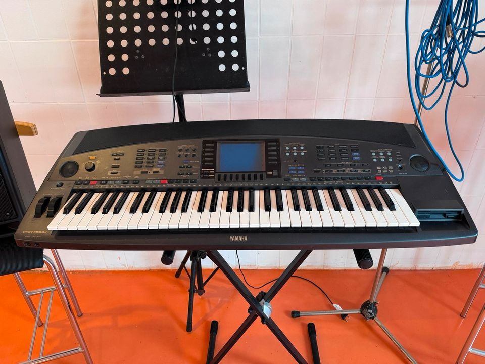 Yamaha Keyboard PSR-8000 mit PA 300 Lautsprecher und Mikrofon in Felsberg
