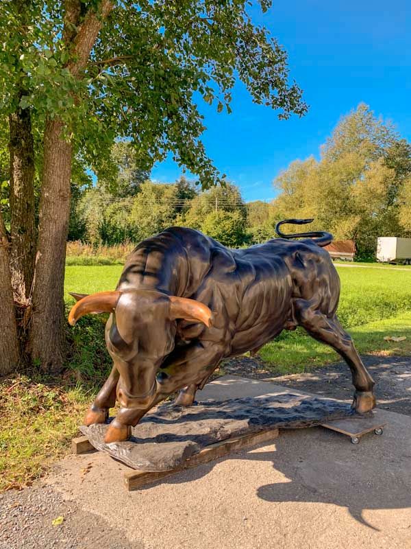 Exklusive Stier-Skulptur aus Bronze mit 360 cm Länge in Berlin