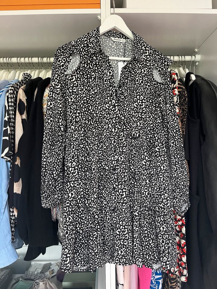 Stradivarius Kleid schwarz weiß Leo Muster XS S 34 36 Viscose in Düsseldorf