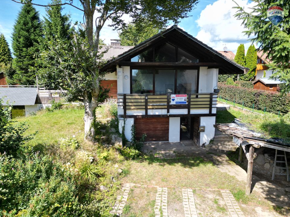 Schön  gelegenes  EFH im Grünen  mit Schwimm- bad und viel Potenzial zum Traumhaus! in Herrischried