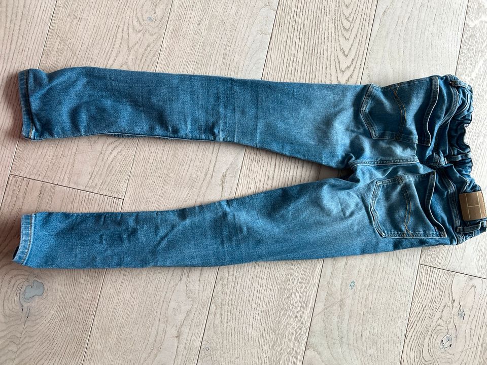 Tolle Tommy Hilfiger Jeans 152 in Bad Nauheim