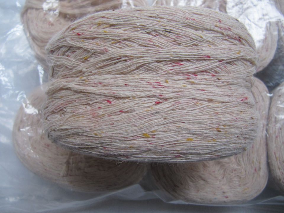 1080g gewickelte Wolle in beige/rosa (Bobbel) in Kirchseeon