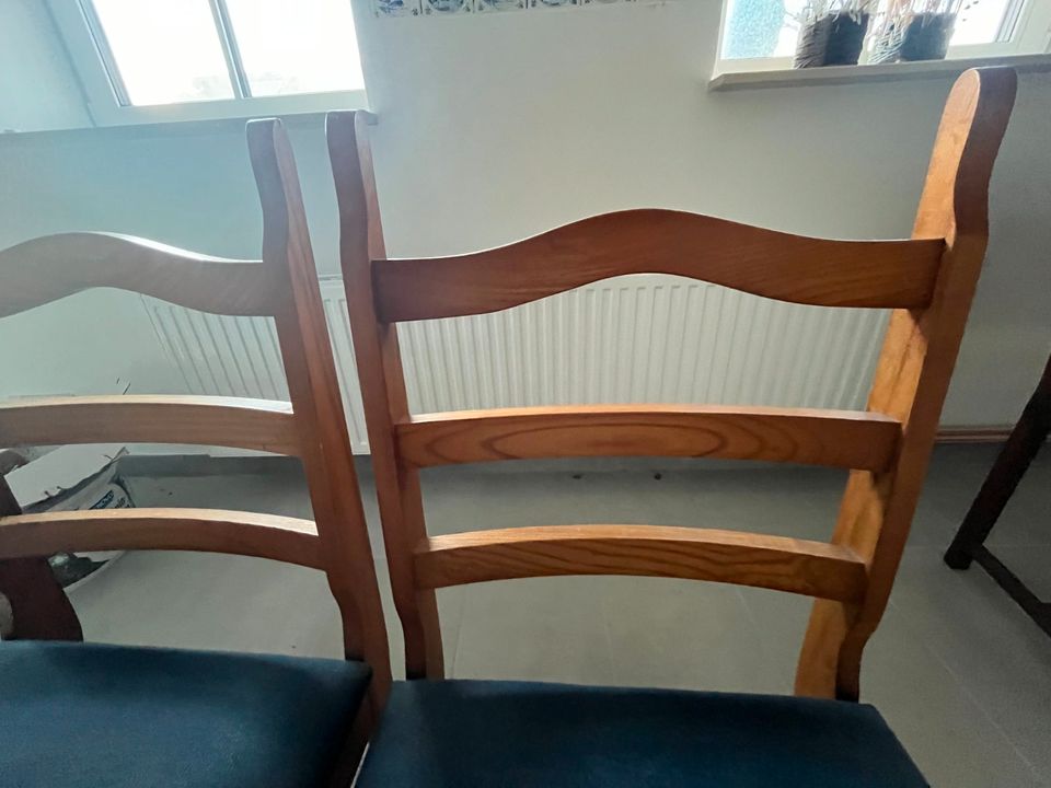2 stabile Stühle , Massivholz, Sitzfläche blauer Cordstoff in Hattstedt