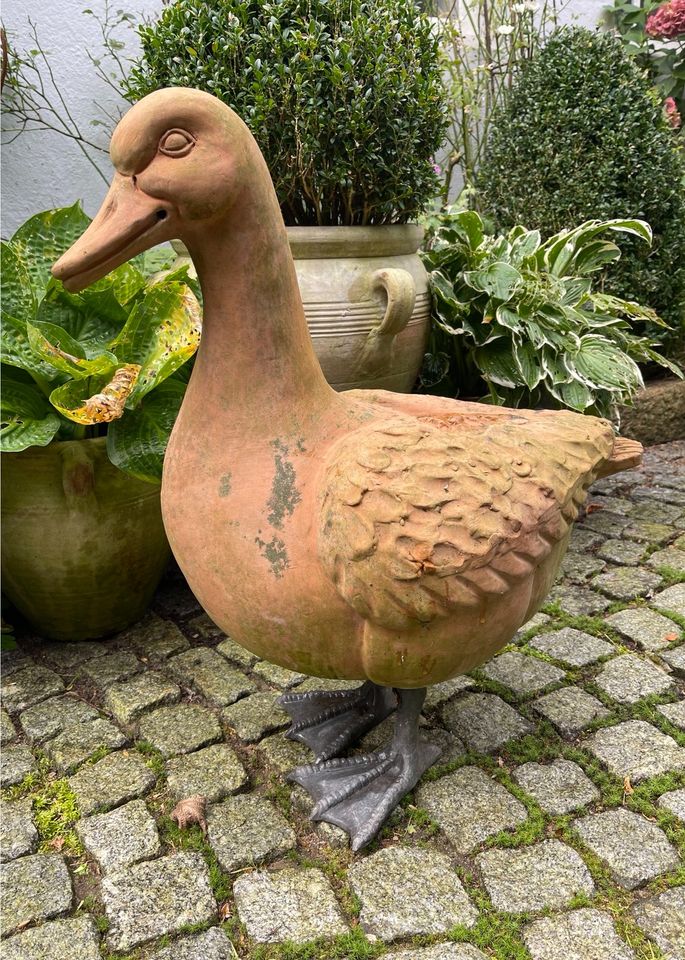 Osterdeko, große Gans, Gartendeko, Ton. Gartenfigur in Flensburg