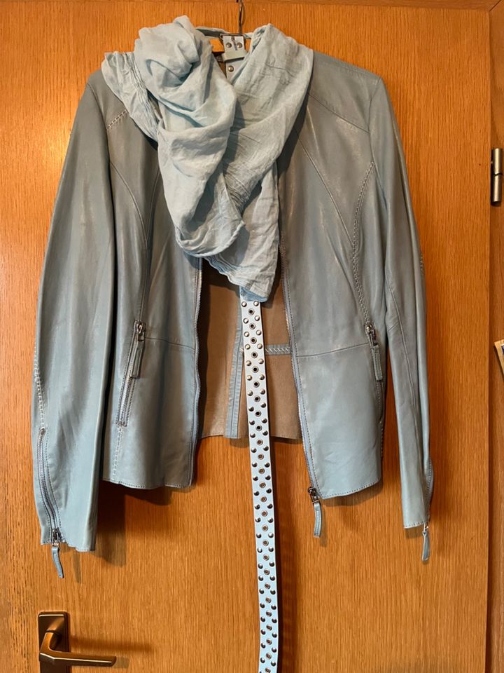 Lederjacke Freaky Nation, lind blau, mit Gürtel und Tuch, Gr. S in Tastrup