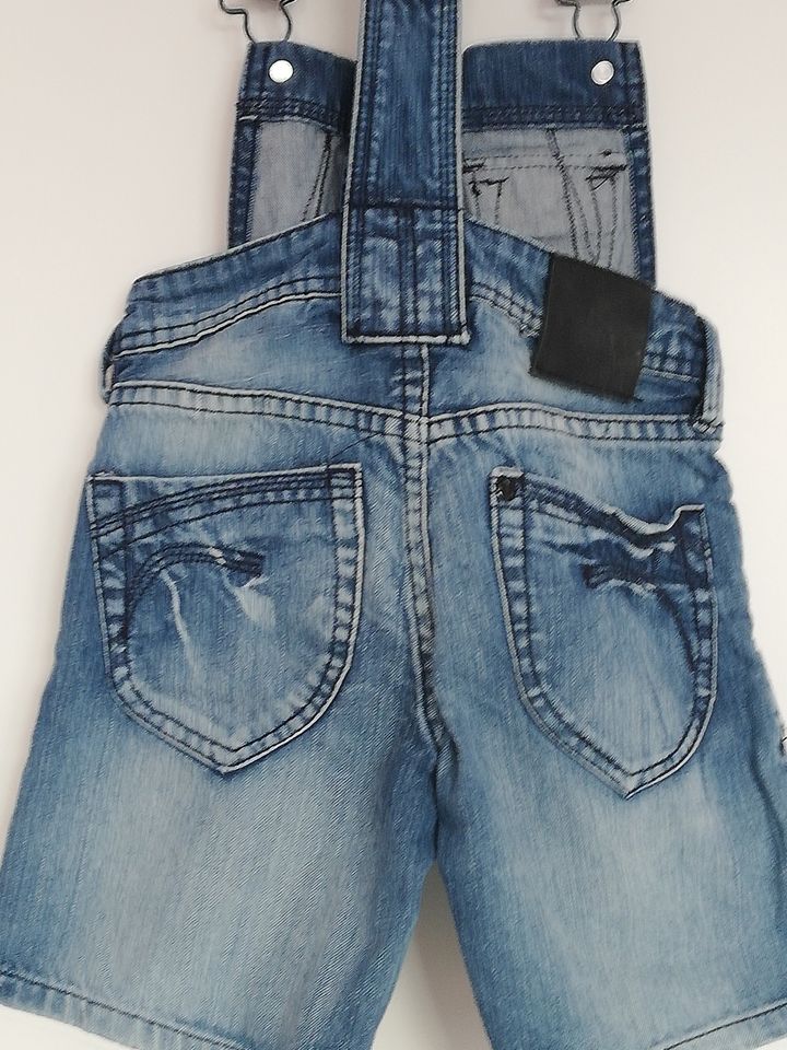 *Neuwertig* kurze Jeanslatzhose Gr. 122 von H&M in Klötze