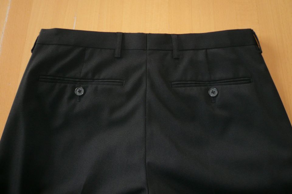 schöne schwarze Bundfaltenhose von Montego in der Größe 46 in Raubling