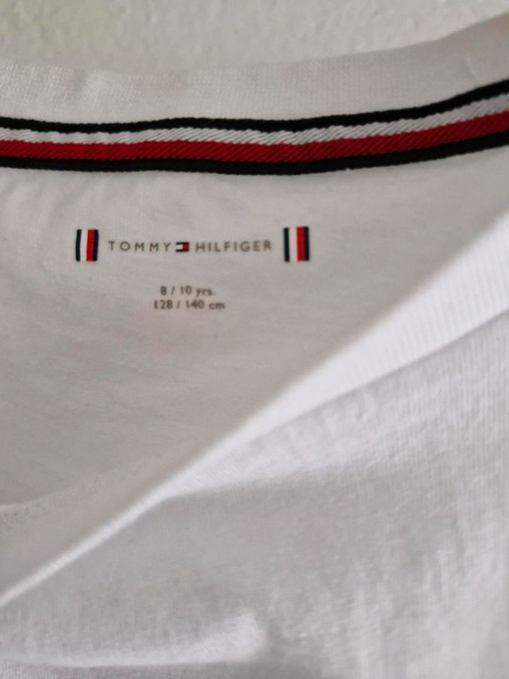 Weißes Tommy Hilfiger Shirt Gr. 128/140 in Burgbernheim