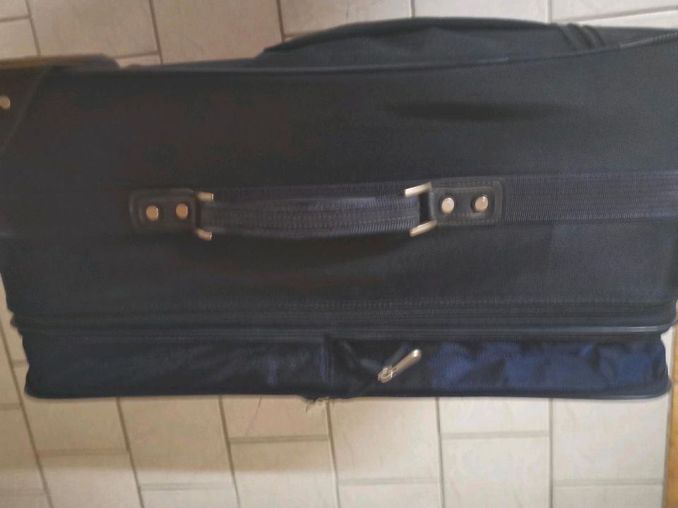 Großer, geräumiger, dunkelblauer Koffer in Witten