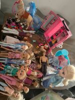 XXL Barbie Sammlung Kleider Schuhe Puppen etc Düsseldorf - Holthausen Vorschau