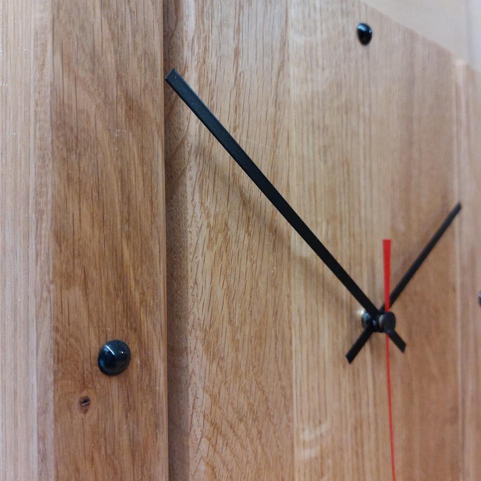 Wanduhr/Tischuhr aus Holz, 30x29x4 [cm], Eiche massiv, modern in Gersheim