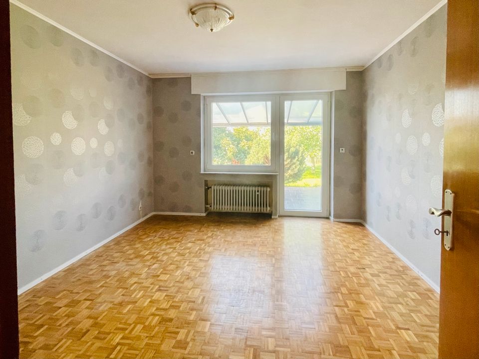 Ehemaliger Bungalow: Großzügige Erdgeschosswohnung mit separatem Eingang, großem Garten, eigener Garage und Keller! in Bergheim