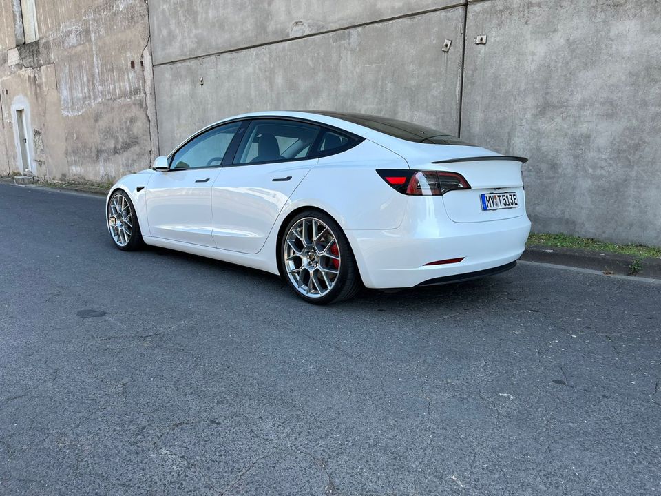 Tesla Model 3 Performance Showfahrzeug 2022 TM3R in Andernach