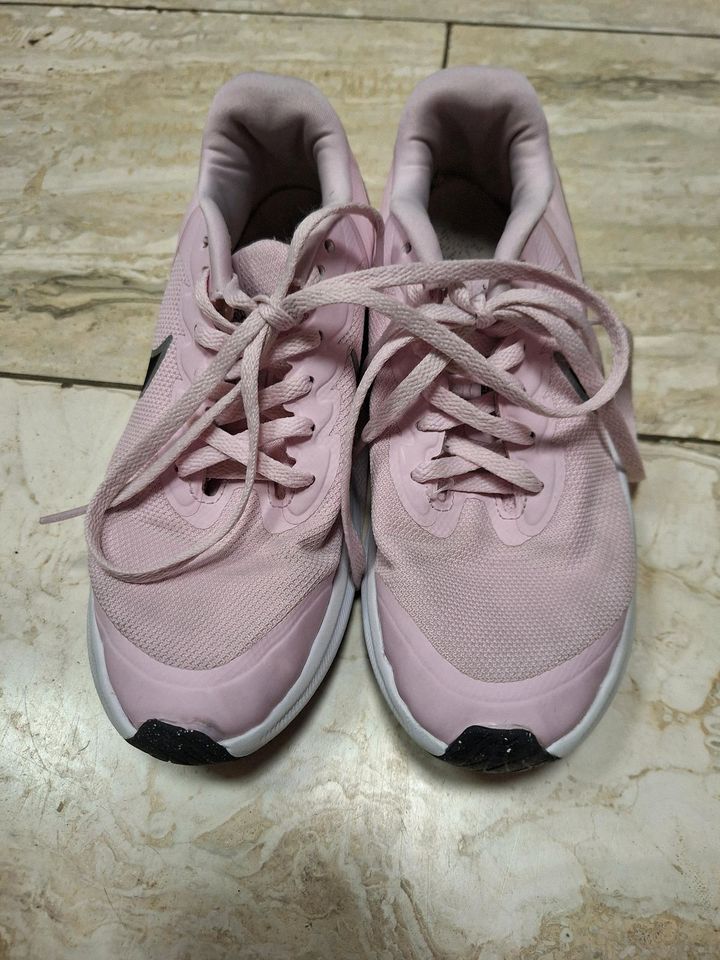 Turnschuhe Nike Gr. 36 rosa in Poing