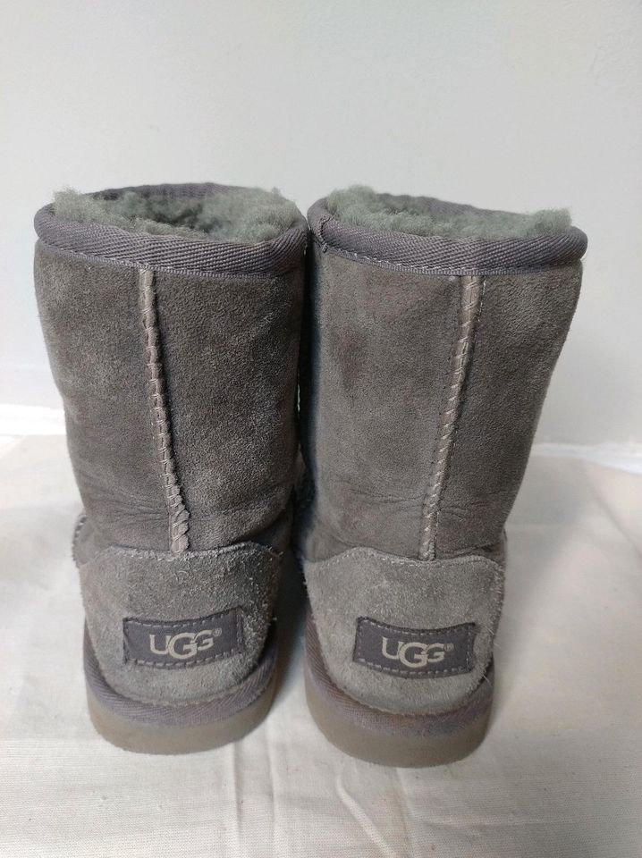 Original UGG Classic II Stiefelette Gr. 31 in Holzkirchen