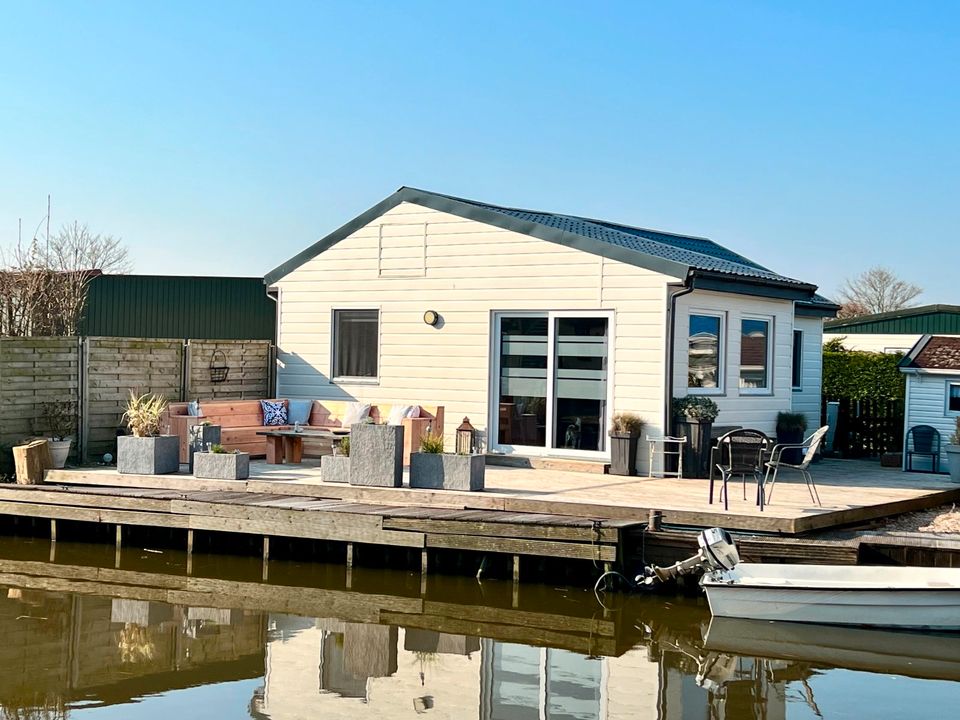 Ferienhaus mit Boot und Steg am Ijsselmeer, Holland, Niederlande in Aldenhoven