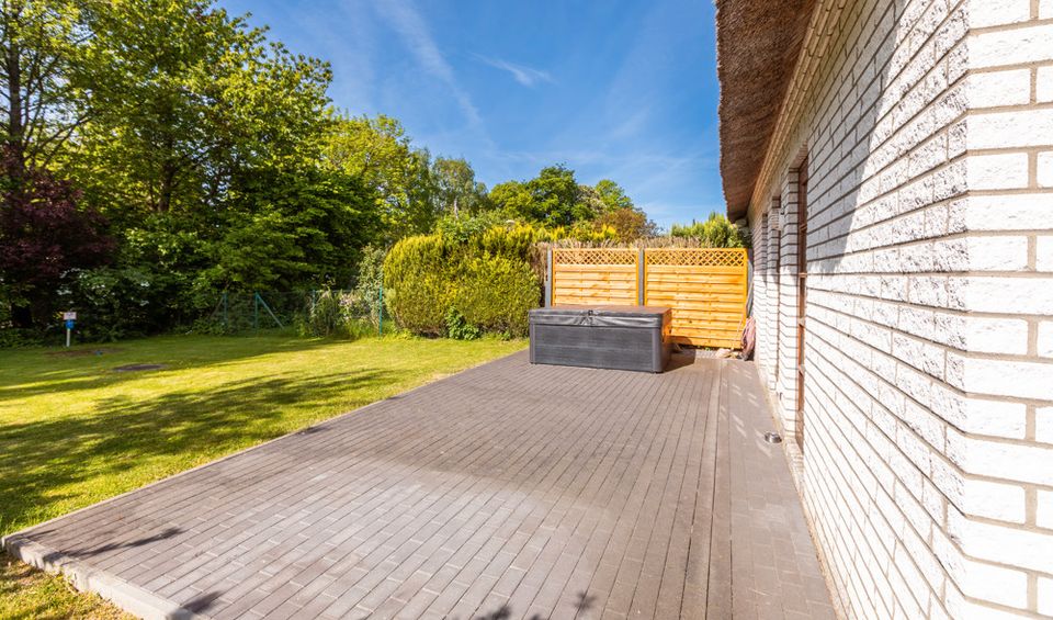 Reetgedecktes Reihenendhaus mit zwei sonnigen Wohneinheiten unweit der Ostsee in Karby (Schwansen)