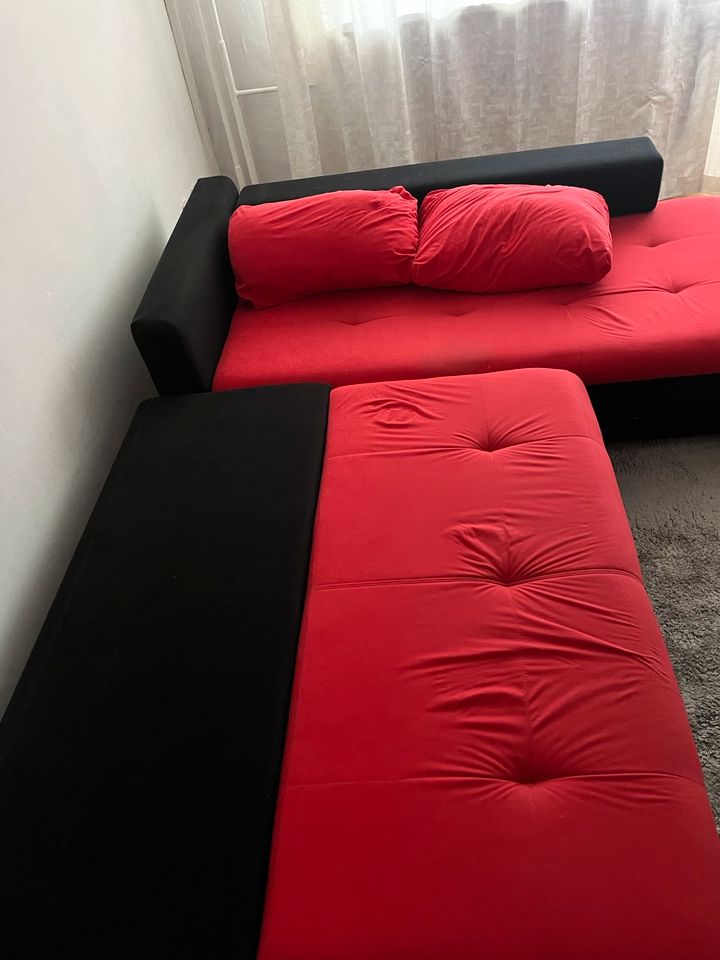 Sofa mit vier Kissen in Berlin