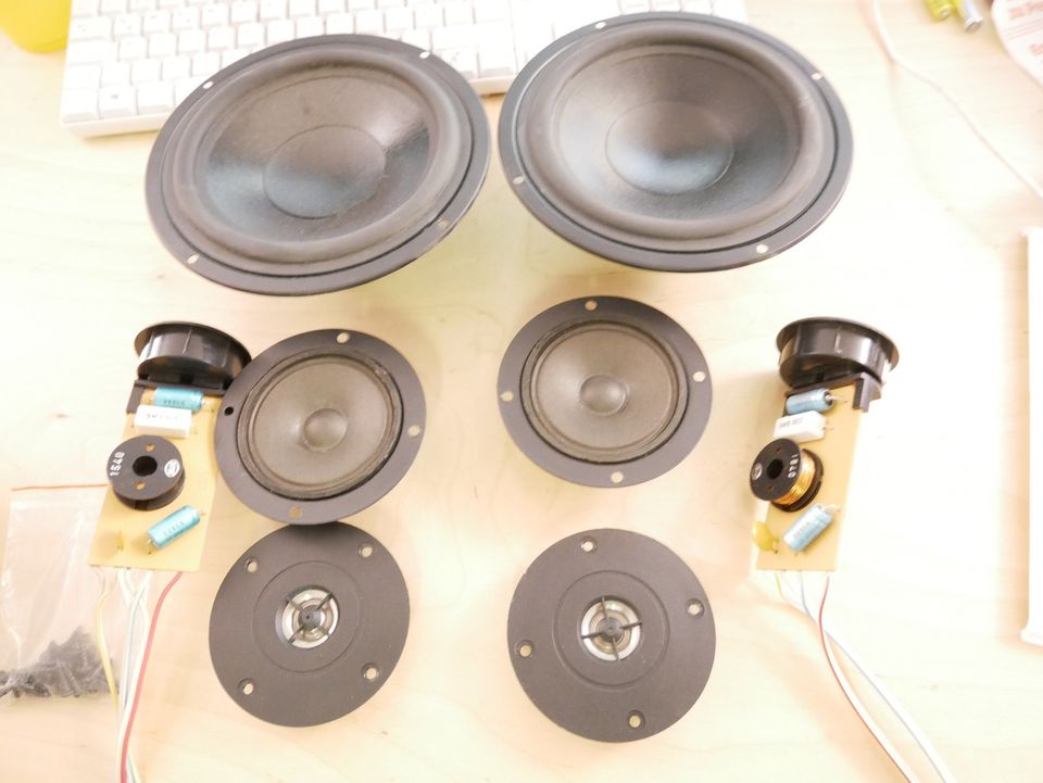 Elac A.R.E.S Lautsprecherset Boombox Bau 3 Wege Dämmung Weiche
