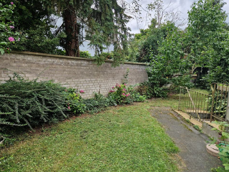 Reihenendhaus mit Garage auf großem Grundstück in ruhiger Wohnlage von Bonn-Pennenfeld in Bonn