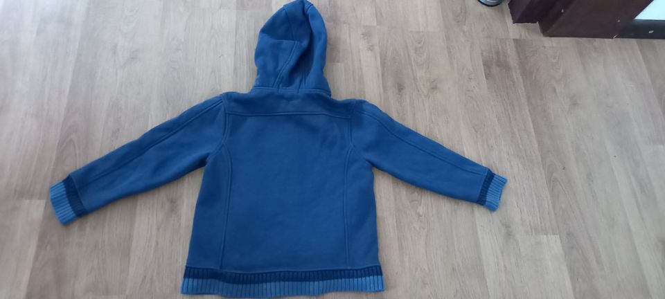 Dickere Sweatjacke Kapuzenjacke blau Größe 128 in Oetzen