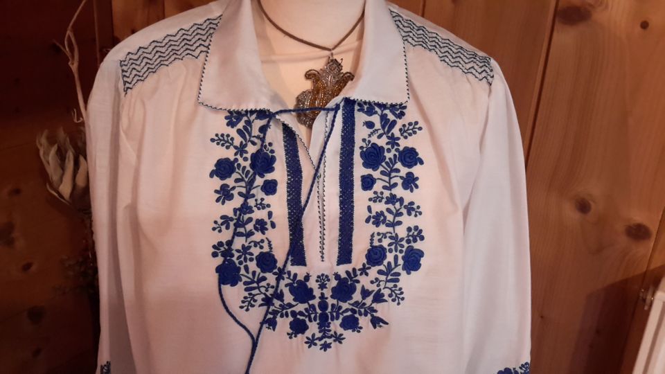 Vintage, sehr schöne Folklore Bluse, blau bestickt, ca.42/44 in Viechtach