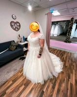 Brautkleid mit langer Schleppe von Uwe Hermann Hochzeit Sachsen - Meerane Vorschau